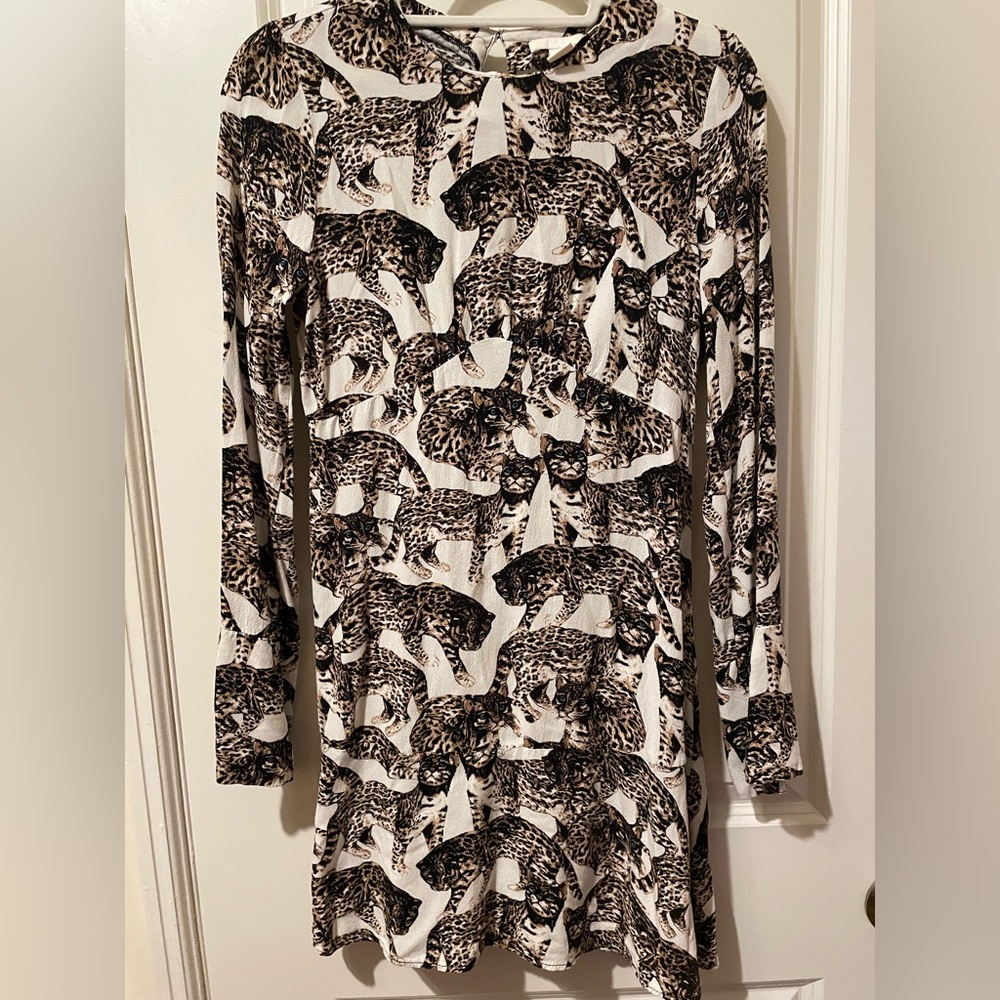 Short dress long sleeved, cat print. Size M